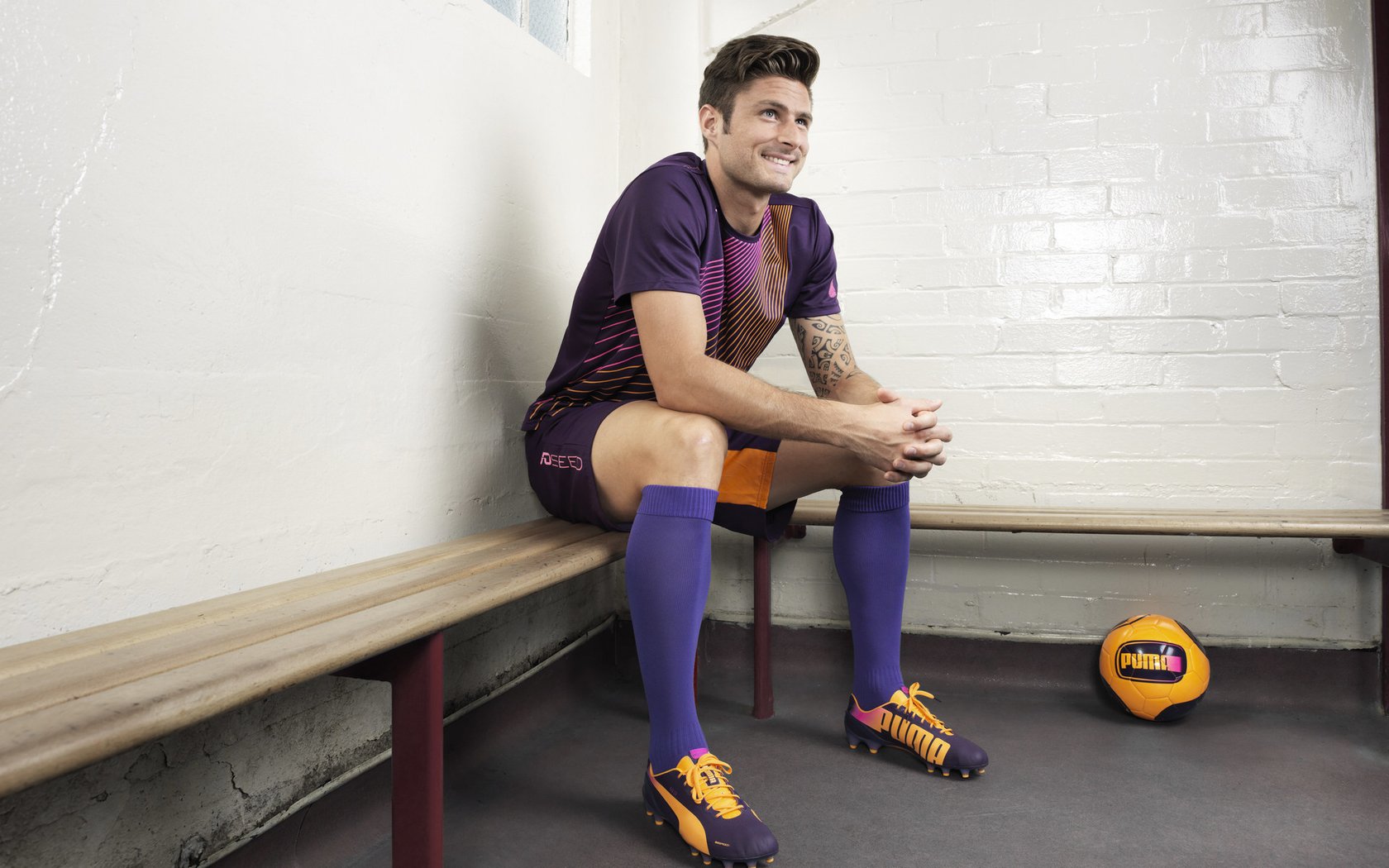 “越野极限：泥浆与沙尘中的生死考验”，越野车在泥里面比赛