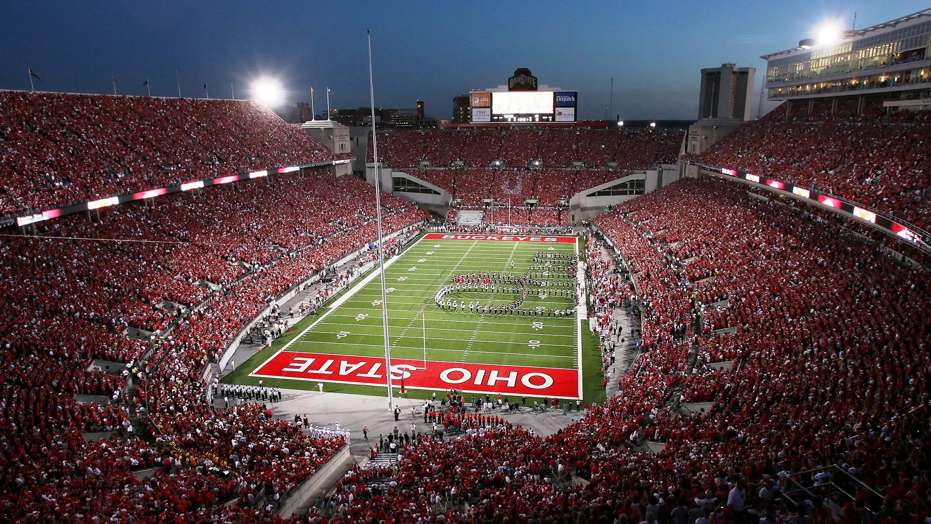 “越野极限：泥浆与沙尘中的生死考验”，越野车在泥里面比赛