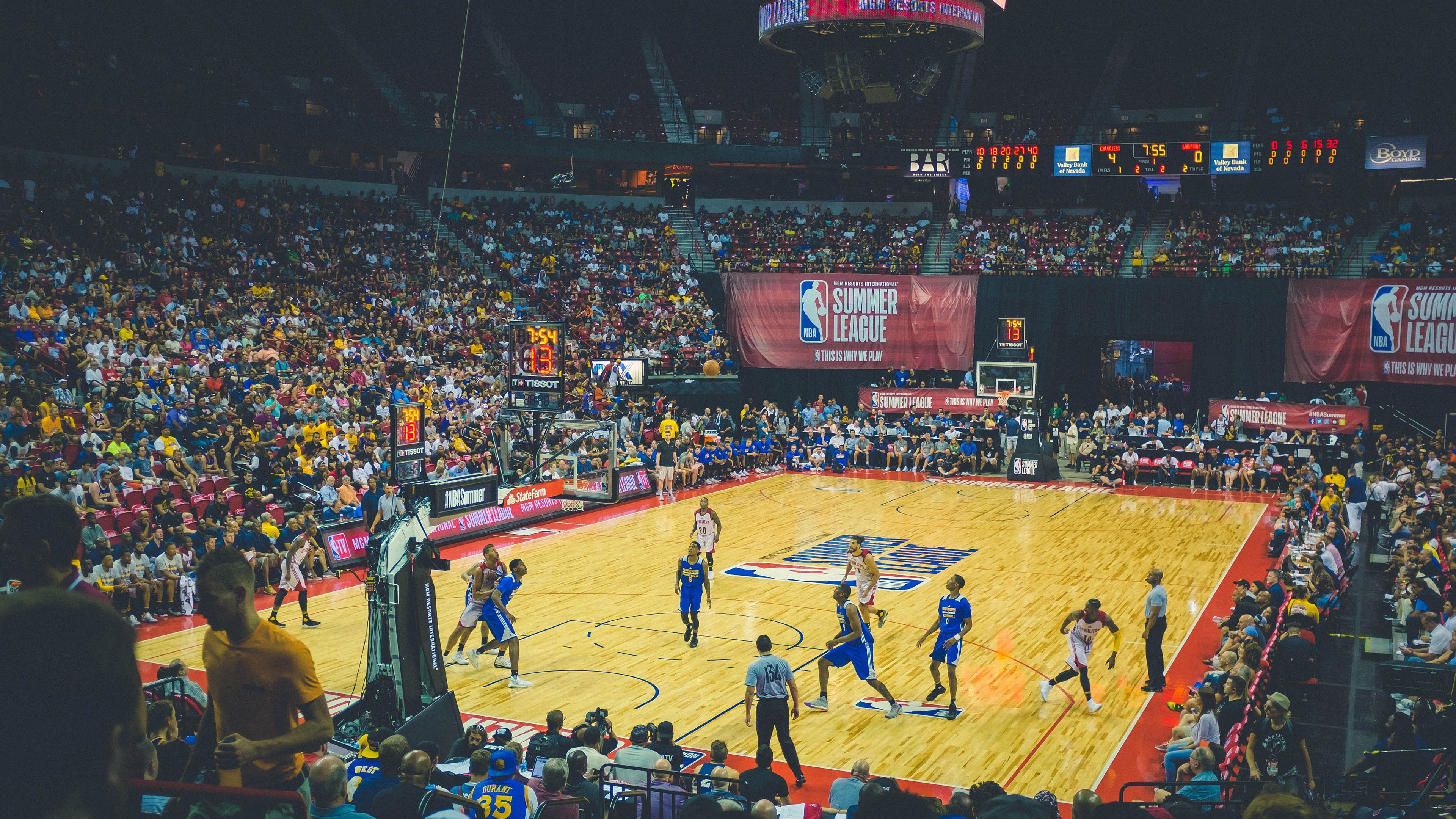 湖人队再签明星球员，向总冠军发起冲击，湖人签下新签球员